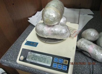 ФОТО: Под ноутбуком - наркотики. На Гоптовке изъяли почти полкило "зелья" - Слобожанская таможня