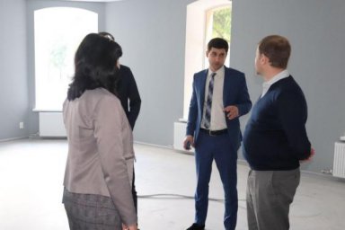 В Волчанском лицее № 1 строят спортплощадку с искусственным покрытием