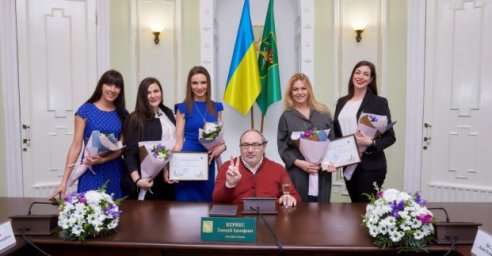 Геннадий Кернес поздравил женщин с Международным женским днем