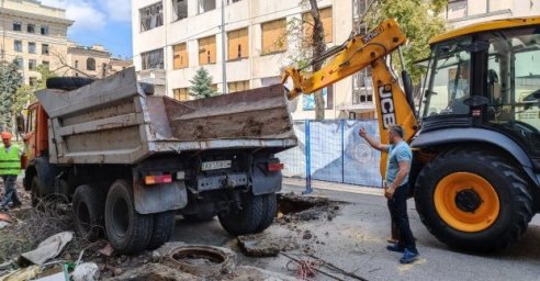  На улице Свободы восстанавливают поврежденные взрывом сети 