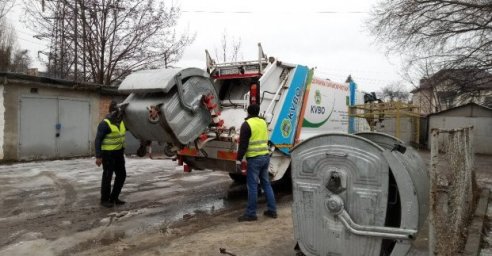  Рабочие КВБО наводят порядок на Павловом Поле 