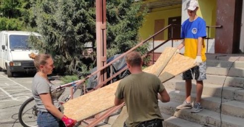  Волонтеры продолжают ликвидировать последствия обстрелов и обустраивать блокпосты 