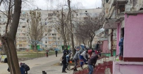 Харьковские волонтеры и коммунальщики разбирают завалы и вывозят мусор 