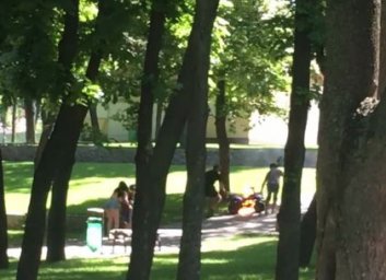 Внезапно загорелся квадроцикл, на котором катался ребенок: малыш едва не пострадал (ВИДЕО)