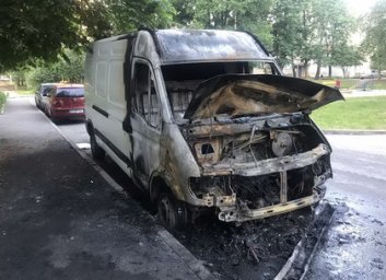 Пара пожарных автоцистерн за 10 минут расправилась с горевшим на Салтовке микроавтобусом (ФОТО)