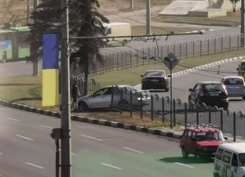 ДТП: легковушка вылетела с дороги (ФОТО)