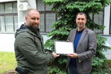 Министр здравоохранения отметил директора профильного департамента ОВА