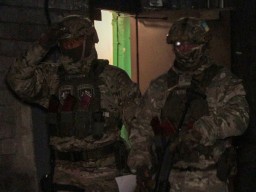 Квартиру штурмовал спецназ: на улице Строителей в Киеве парень &laquo;под кайфом&raquo; взял в заложники мать (Ф