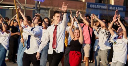 На площади Свободы прошел парад-карнавал, посвященный Дню знаний