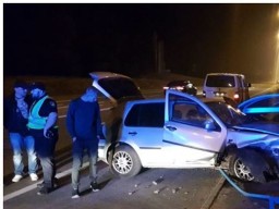 Ночью в Киеве пьяный водитель снес автобусную остановку (ФОТО)