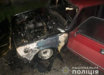 Эпидемия поджогов: кто-то сжег ВАЗ и Мерседес (ФОТО)