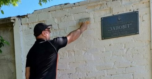  Коммунальщики убирают территорию кладбища &laquo;Сосны&raquo; 