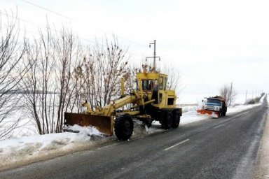 В выходные на дорогах области работало около 100 единиц спецтехники