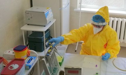 Около 70 пациентов, находящихся в инфекционной больнице, имеют отрицательный ПЦР-тест на COVID-19