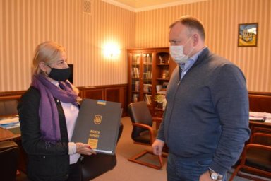 Книгу памяти погибших добровольцев-защитников Украины передали в Харьковскую ОГА