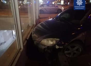 Иномарка &laquo;запарковалась&raquo; на одной из центральных станций метро, протаранив выход (ФОТО)