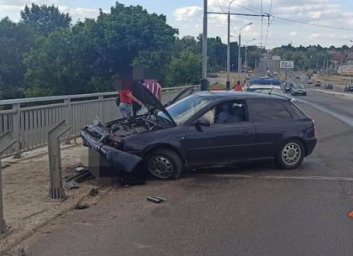 ДТП: Audi врезался в отбойник