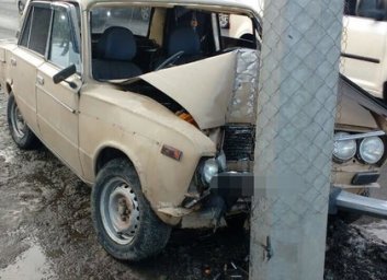 На Журавлевке автомобиль вылетел с трассы и врезался в столб