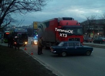 ДТП на Южной Салтовке: фура против гордости советского автопрома (ФОТО)