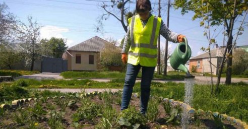 В городе продолжают поддерживать порядок и высаживать цветы