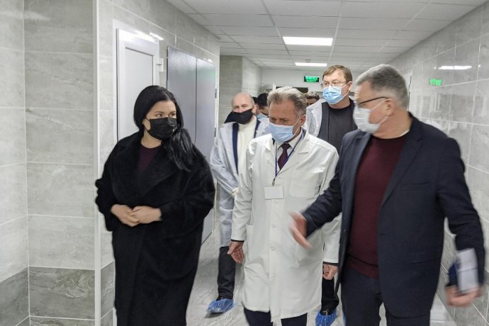 Айна Тимчук ознакомилась с ходом ремонтов в приемных отделениях больниц Богодуховского района