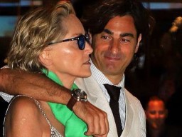 Отдых по-голливудски: 60-летняя Шэрон Стоун развлекалась на курорте с 41-летним мужчиной (ФОТО)