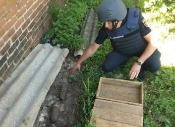 Харьковские взрывотехники разминировали жилой дом в Жихаре (ФОТО)