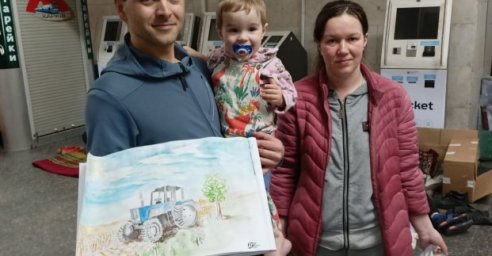 Художники рисуют с детьми на станциях харьковского метро