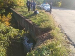 В Запорожье 26-летняя девушка за рулем &laquo;Ситроена&raquo; слетела с двухметровой высоты и перевернулась (ФОТ