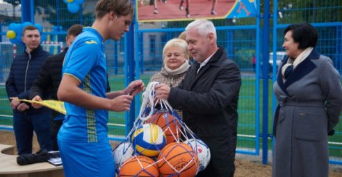 В школе №63 открыли современный стадион