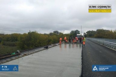 На мосту возле с. Задонецкого укладывают железобетонную плиту