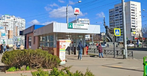 Игорь Терехов поручил навести порядок возле выходов из метро