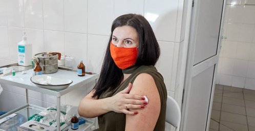 На Харьковщине продолжают вакцинировать медиков и общественных деятелей