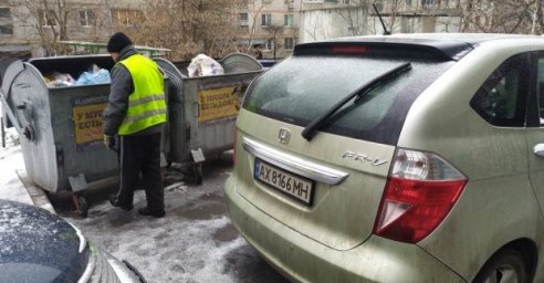  Харьковчан просят правильно парковать автомобили возле мусорных контейнеров 