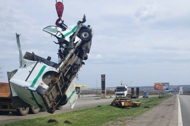 На дорогах Харьковщины убирают разбитые автомобили и проводят ямочные ремонты