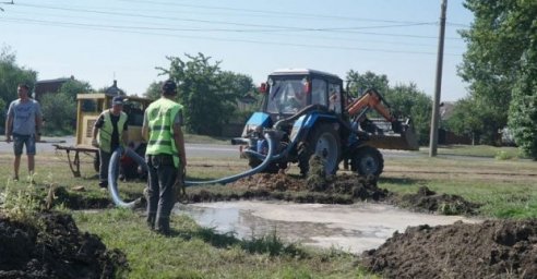  На Салтовке устраняют повреждение на водоводе 