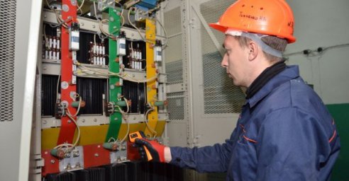 Электротехники метрополитена ремонтируют оборудование тяговых подстанций