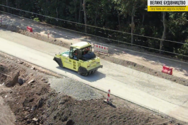 На дороге &laquo;Золочев - Максимовка&raquo; устроили 15 км выравнивающего слоя из асфальтобетона