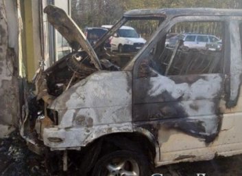 Пылающий &laquo;Transporter&raquo; протаранил фасад частной клиники (ФОТО)