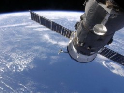 На Землю доставили пыль с &laquo;Союза&raquo; для расследования о происхождении отверстия