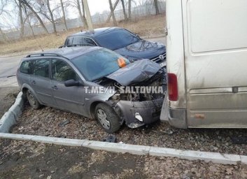 ДТП: немецкий таран припаркованных авто (ФОТО)