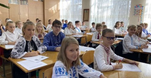 Лингвистические задачи и радиодиктант: школьники отметили День украинской письменности и языка