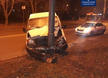 Поздним вечером микроавтобус обнялся со столбом на Новых Домах (ФОТО)