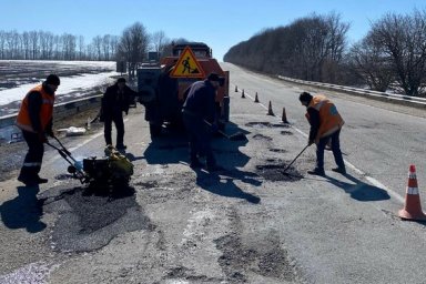 Дорожники Харьковщины выполняют ямочный ремонт гуманитарных направлений