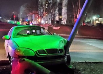 Водитель под кайфом снес опору трамвайной линии (ФОТО)