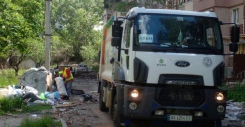 На Северной Салтовке наводят порядок и вывозят оттуда мусор