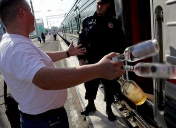 Из поезда высадили троих харьковских дебоширов (ВИДЕО)