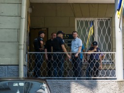 Хозяйственный суд в Днепре оградили правоохранители: сообщили о минировании (ФОТО)