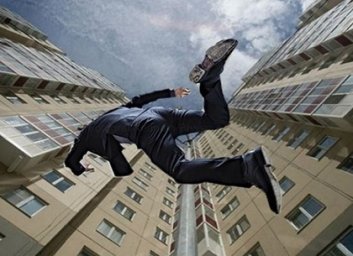 В тихом центре мужчина выпал из окна на крышу автомобиля (ФОТО)