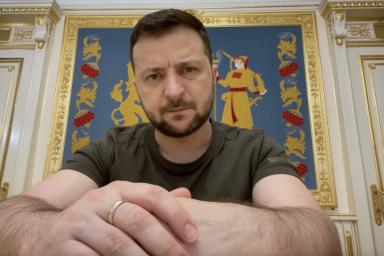 Сейчас все украинцы должны быть единым народом, который борется и не позволяет миру переключить вним